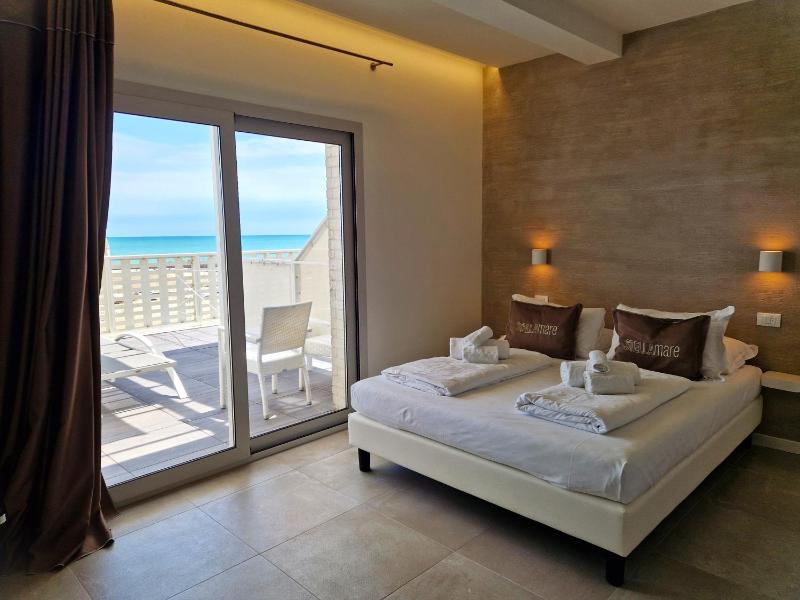 Deluxe Double Room with Sea View image 1