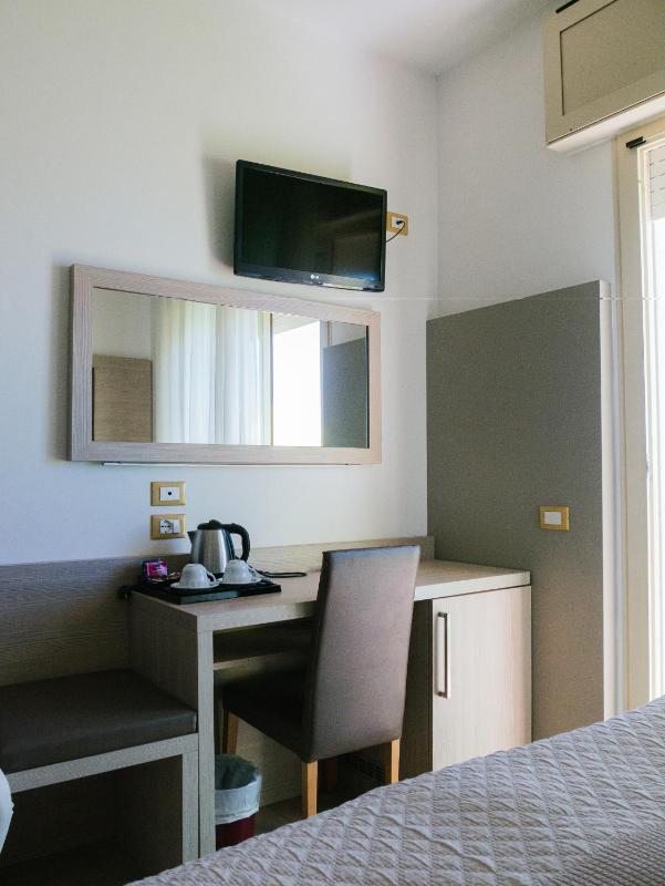 Double Room with Frontal Sea View image 4