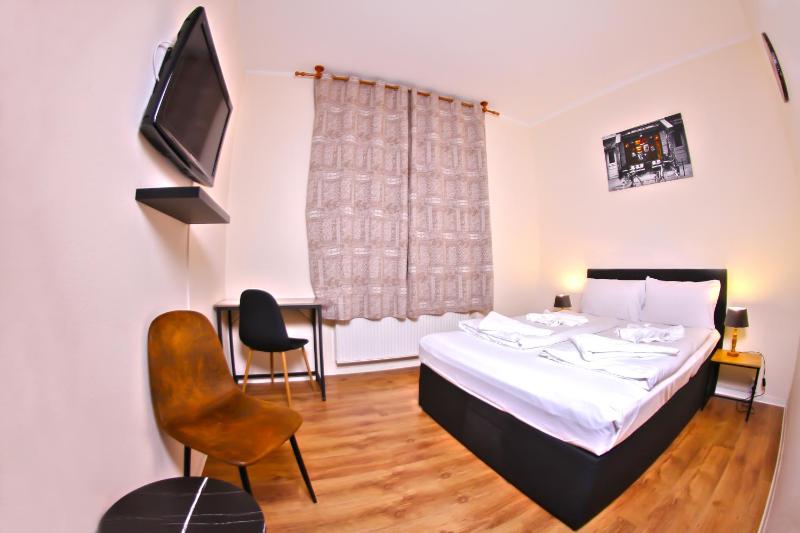Small Double Room image 2