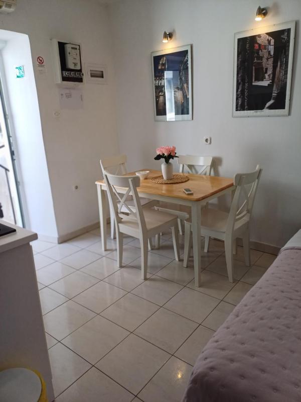 One-Bedroom Apartment image 2