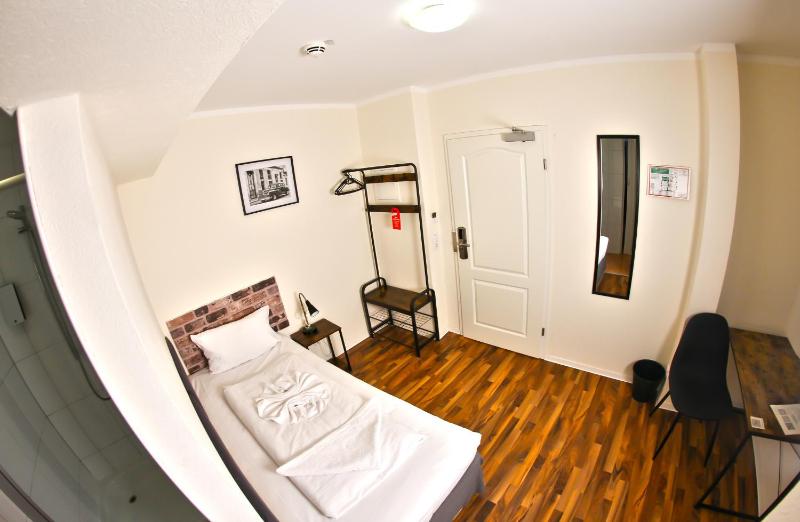 Small Single Room image 4