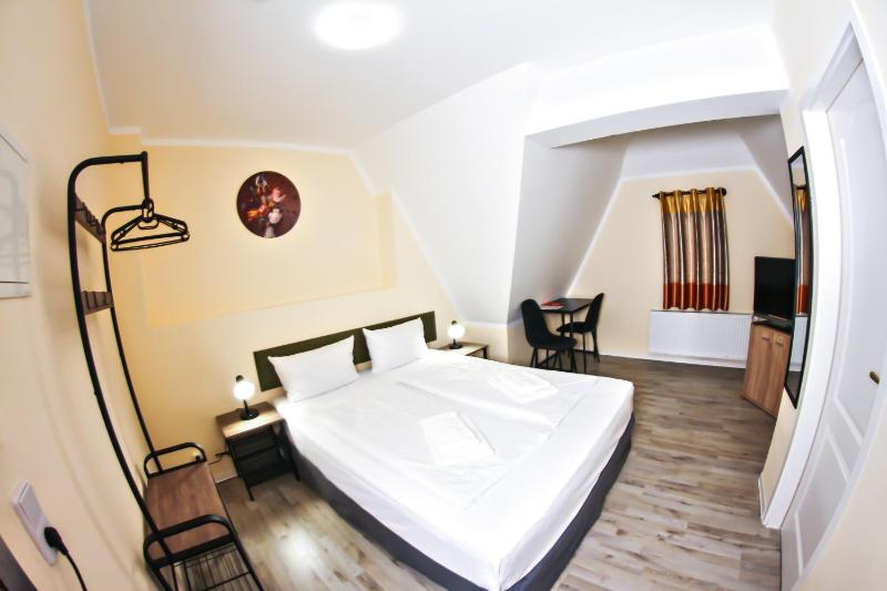 Small Double Room image 3