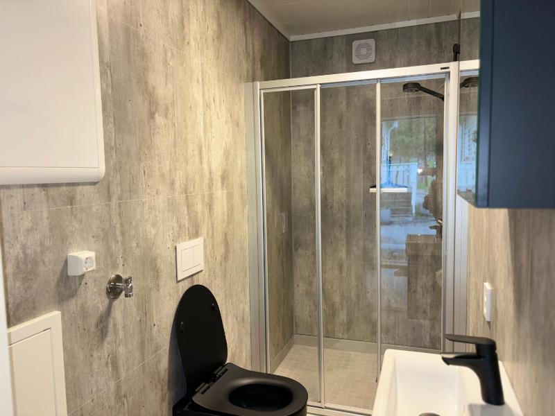 Twin Room with Shared Bathroom image 2