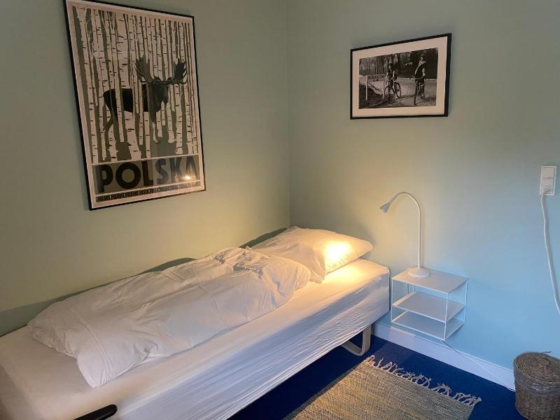 Single Room with Shared Bathroom image 3