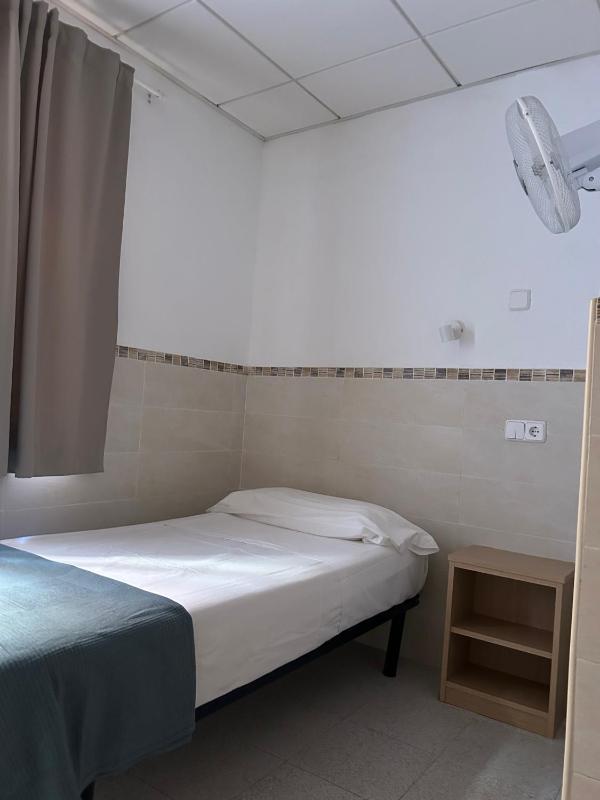 Single Room with Shared Bathroom image 3