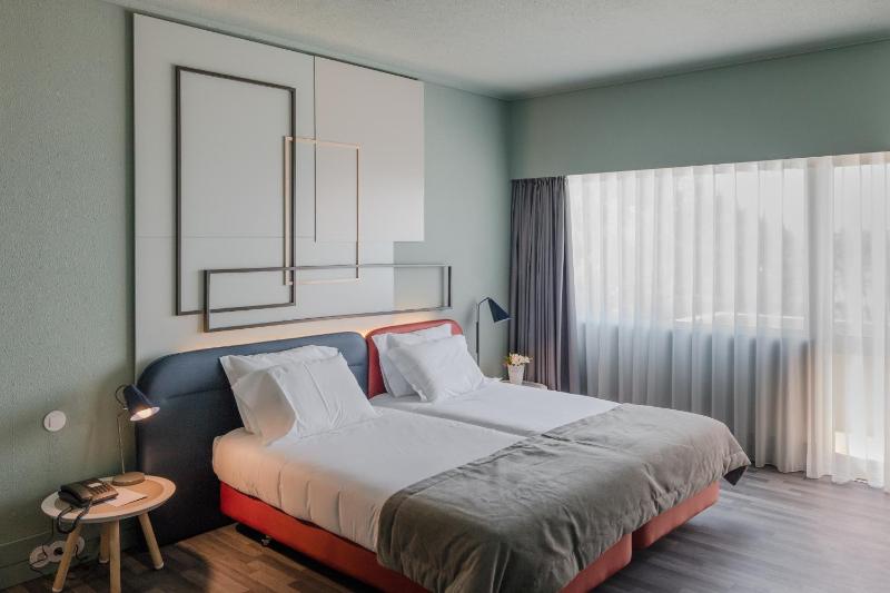 Double or Twin Room with Balcony image 4