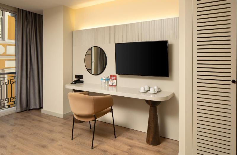 Standard Double or Twin Room with Balcony image 3