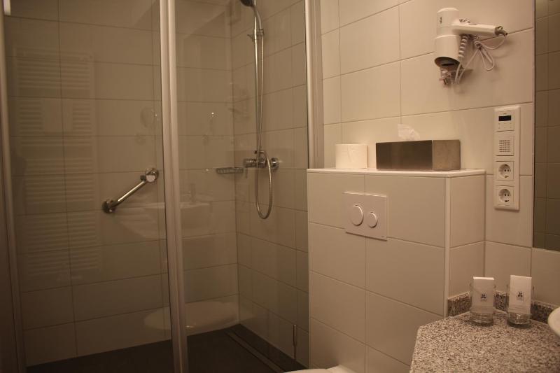 Twin Room image 2