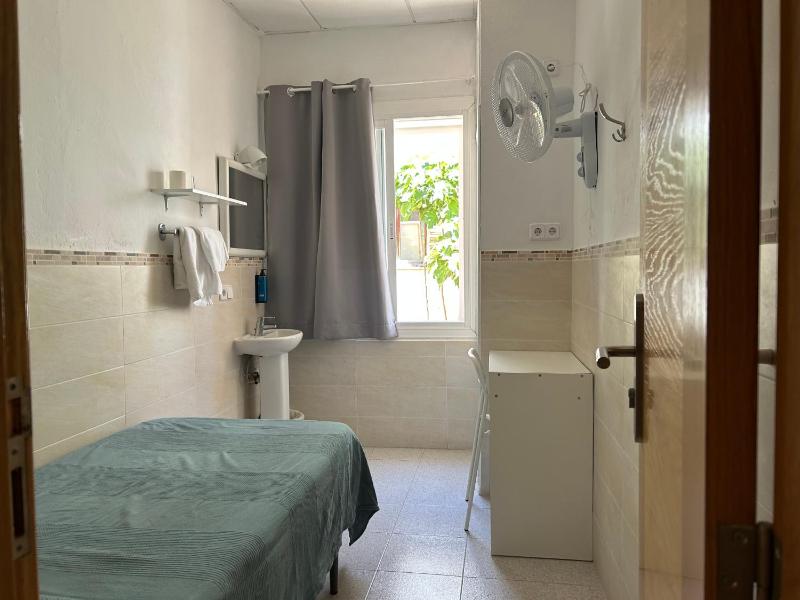 Single Room with Shared Bathroom image 1
