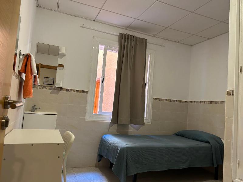 Single Room with Shared Bathroom image 4