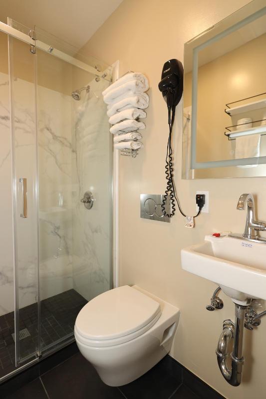 Queen Room image 3