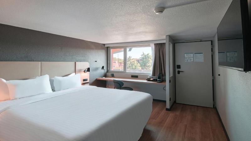 Superior Room - 1 King Bed image 1