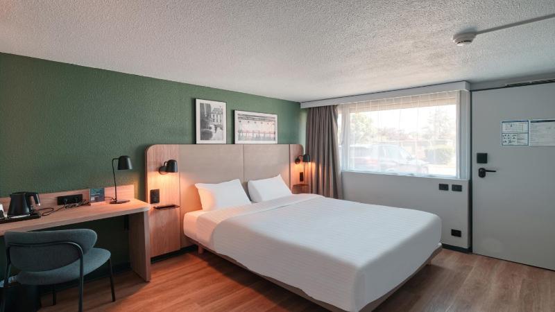 Standard Room - 1 Queen Bed image 1