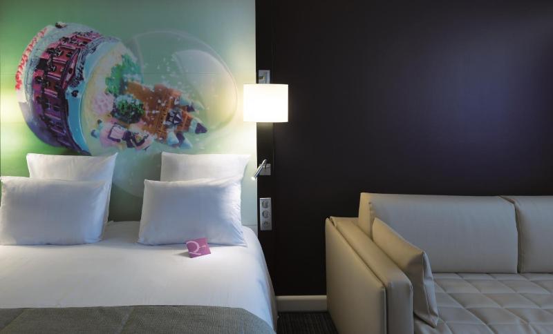 Standard Room with double bed and 2 persons sofa image 2