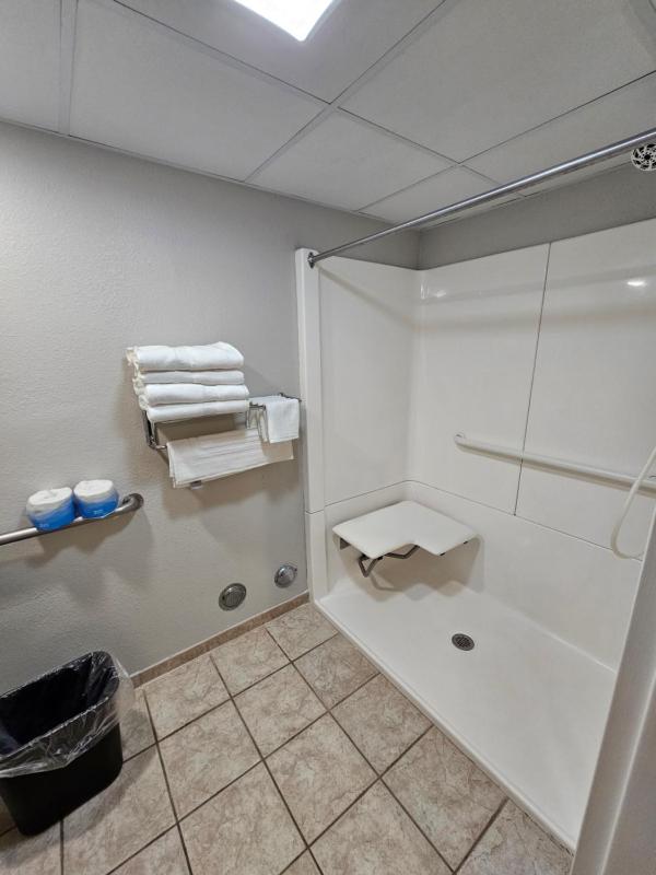 Quadruple Room with Two Queen Beds - Disability Access/Non Smoking image 2