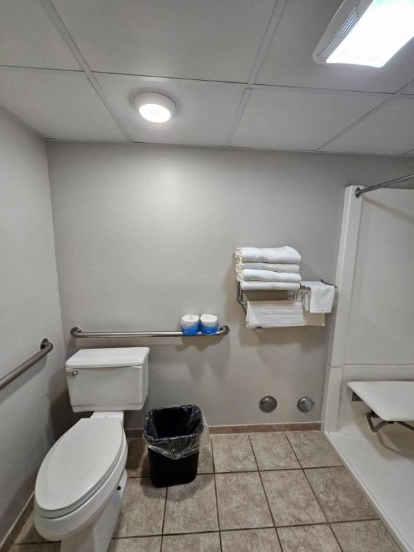 Quadruple Room with Two Queen Beds - Disability Access/Non Smoking image 4