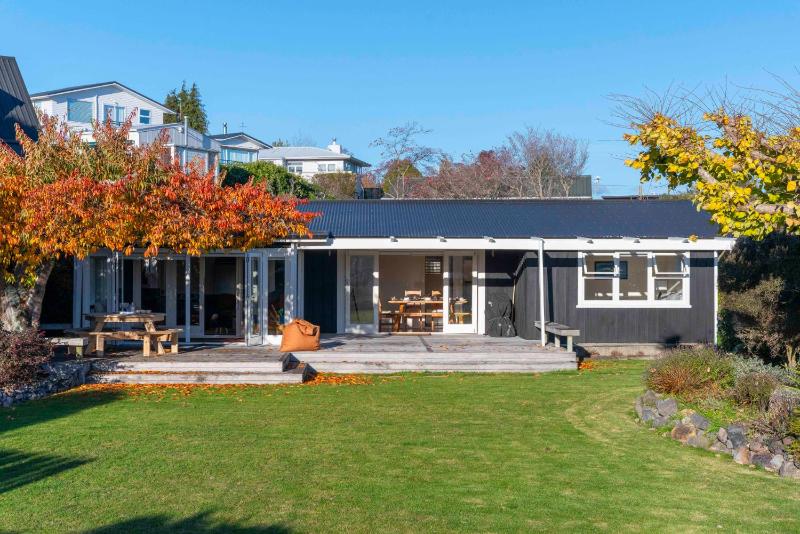 Waterside Bliss - Taupo Holiday Home - image 1