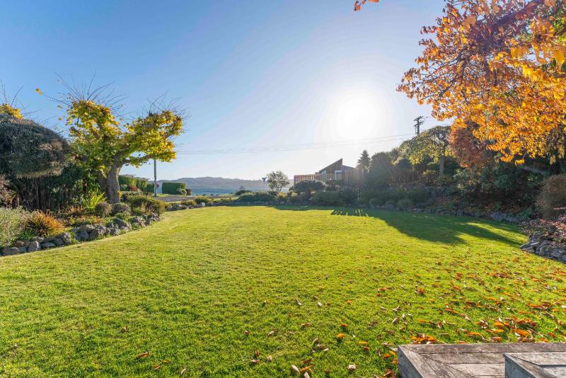 Waterside Bliss - Taupo Holiday Home - image 5