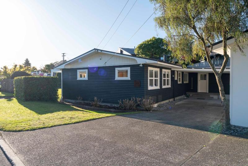 Waterside Bliss - Taupo Holiday Home - image 12