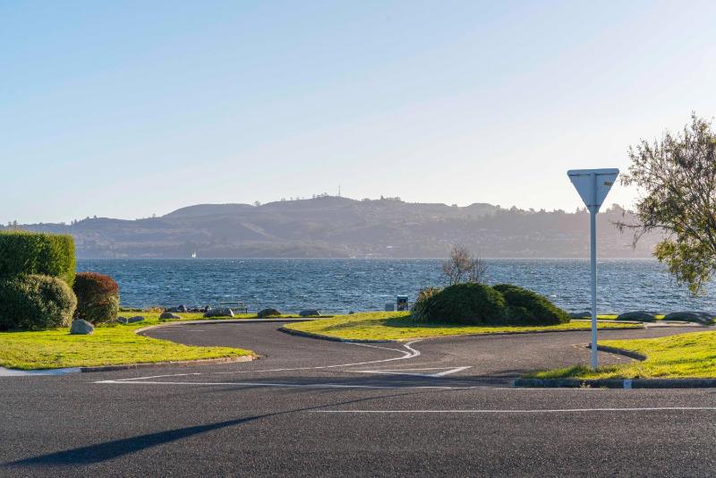 Waterside Bliss - Taupo Holiday Home - image 18