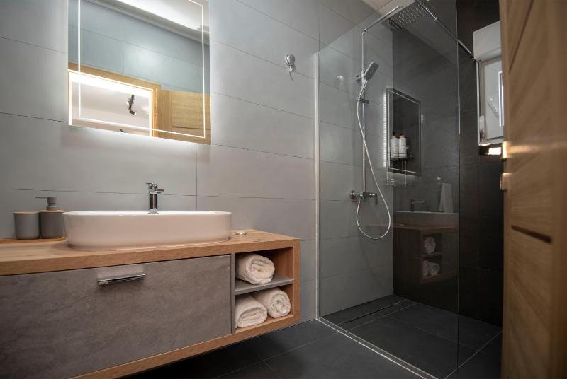 Azzurro Apartments with Swimming pool & Jacuzzi - image 3