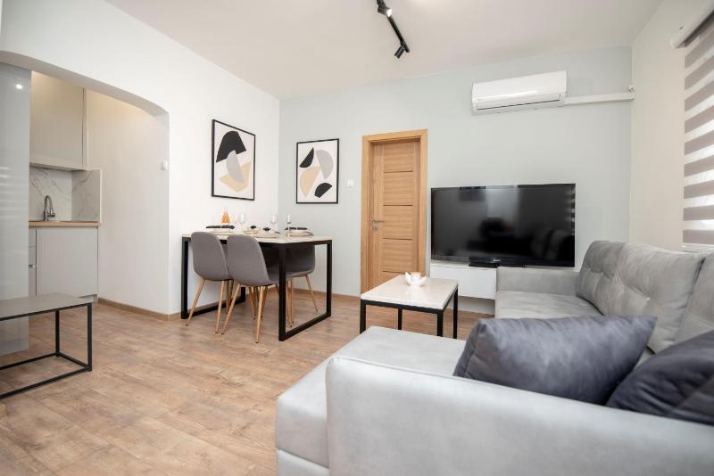 Azzurro Apartments with Swimming pool & Jacuzzi - image 5
