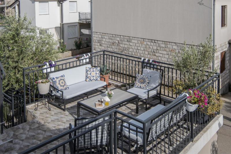 Azzurro Apartments with Swimming pool & Jacuzzi - image 2