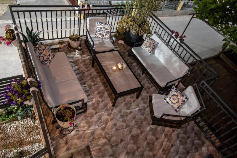 Azzurro Apartments with Swimming pool & Jacuzzi - image 11