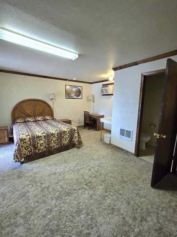 Non-smoking: 1 Queen Bed image 2