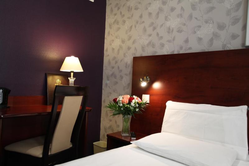 Twin Room image 4