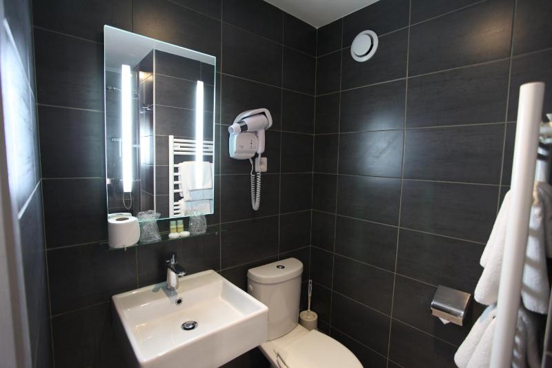 Twin Room image 3
