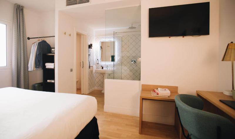 Deluxe Double Room image 3