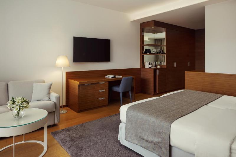 Deluxe Twin Room with Balcony - Park Side image 3