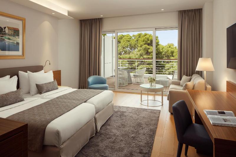 Deluxe Twin Room with Balcony - Park Side image 1