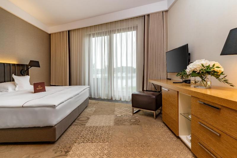 Double Room with Lake View image 2