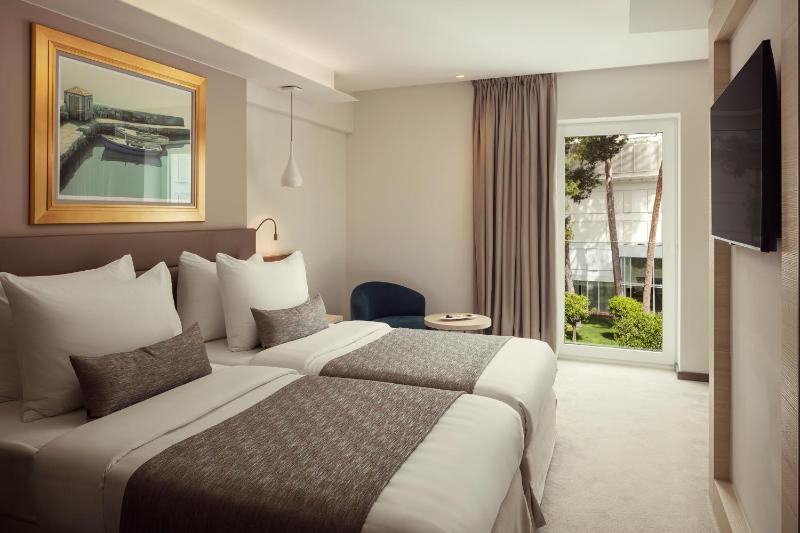 Twin Room with Atrium View image 1