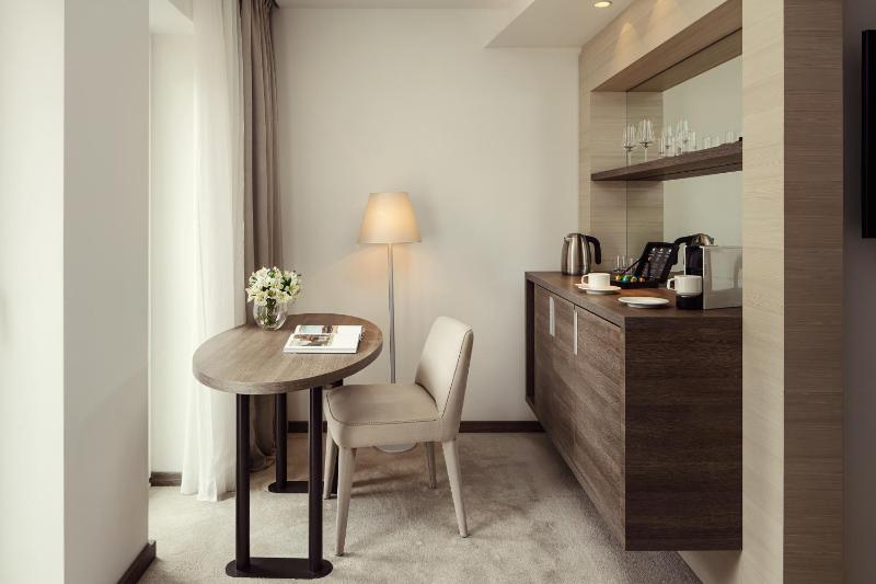 Twin Room with Atrium View image 4