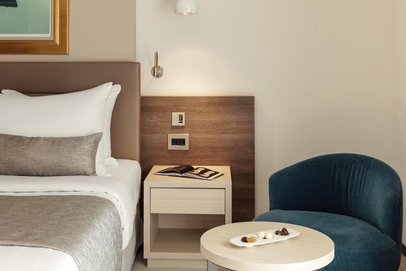 Twin Room with Atrium View image 3