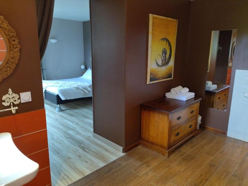 King Room with Roll-In Shower - Disability Access image 1