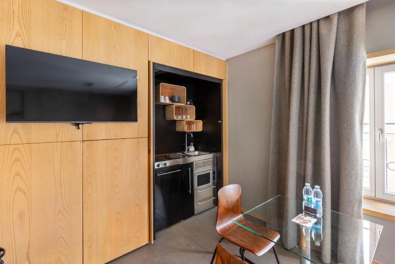 Deluxe One-Bedroom Apartment image 3