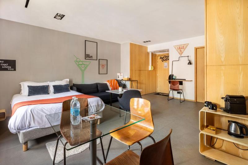 Deluxe One-Bedroom Apartment image 2