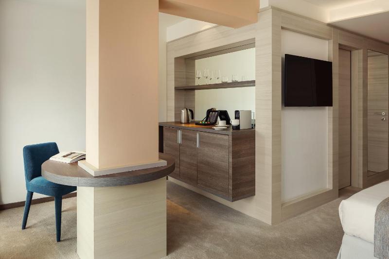 Superior Double Room with Balcony - Sea Side image 3