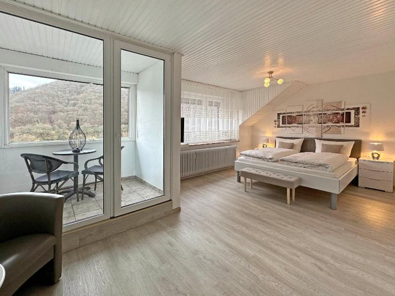 Standard Double Room image 3