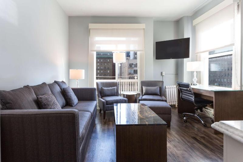King Suite - Non-Smoking image 3