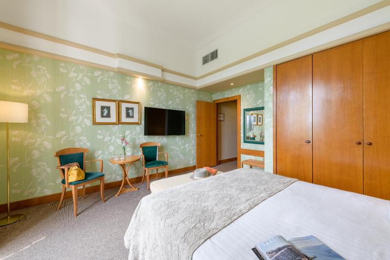 Classic Double or Twin Room image 4