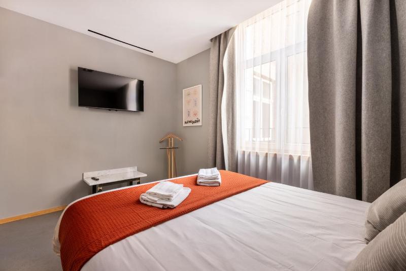 Deluxe One-Bedroom Apartment image 1