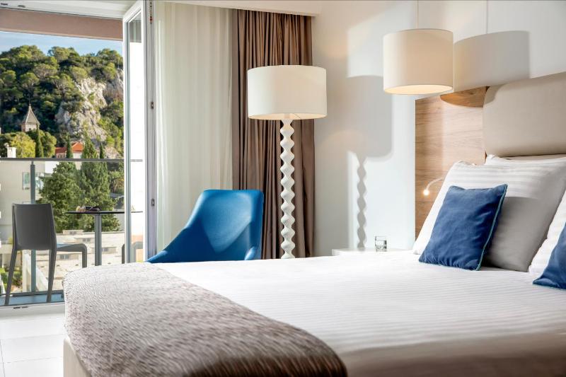Superior Double Room with Balcony and Partial Sea View image 1