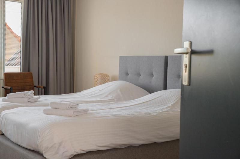 Double Room with Balcony image 2