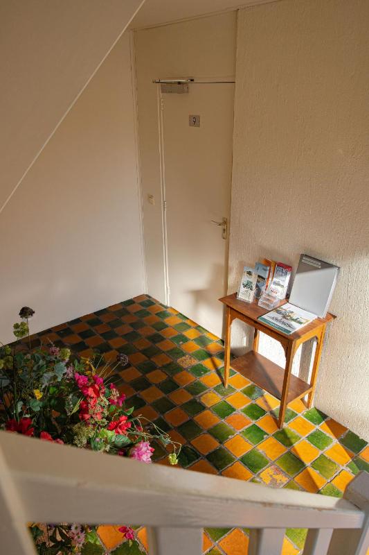 Small Single Room image 2