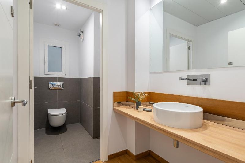 Deluxe Four-Bedroom Apartment image 4